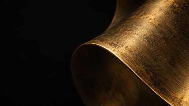 Gebürstetes Messing mit Patina im Streiflicht