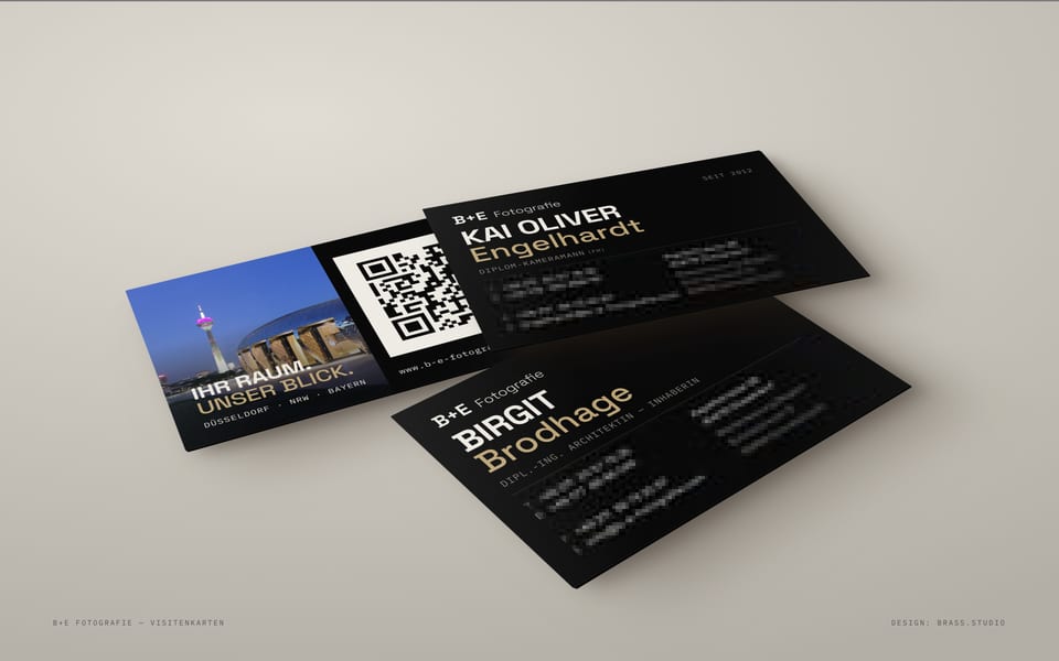 Visitenkarten-Mockup für B+E Fotografie: zwei Vorderseiten und die Rückseite mit QR-Code