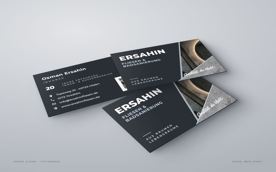 Visitenkarten-Mockup für ERSAHIN Fliesen: Vorderseiten mit Badfoto und Rückseite mit Kontakt und QR-Code